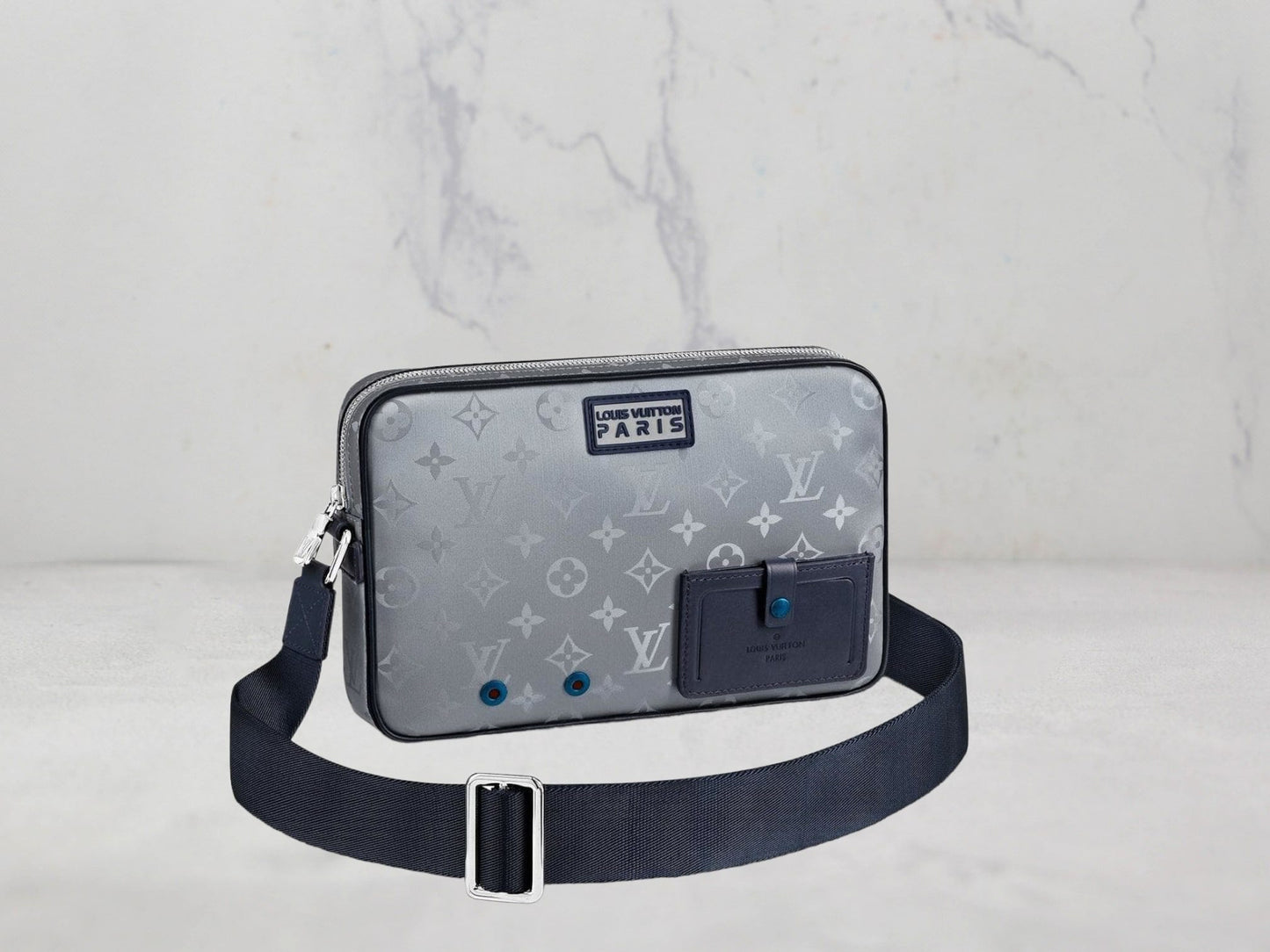 Louis Vuitton – Sac Messenger Alpha Monogram Satellite Silver