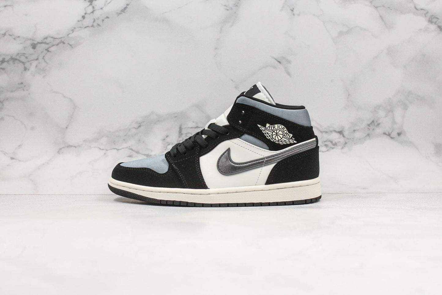Jordan 1 Mid Satin Grey Toe -