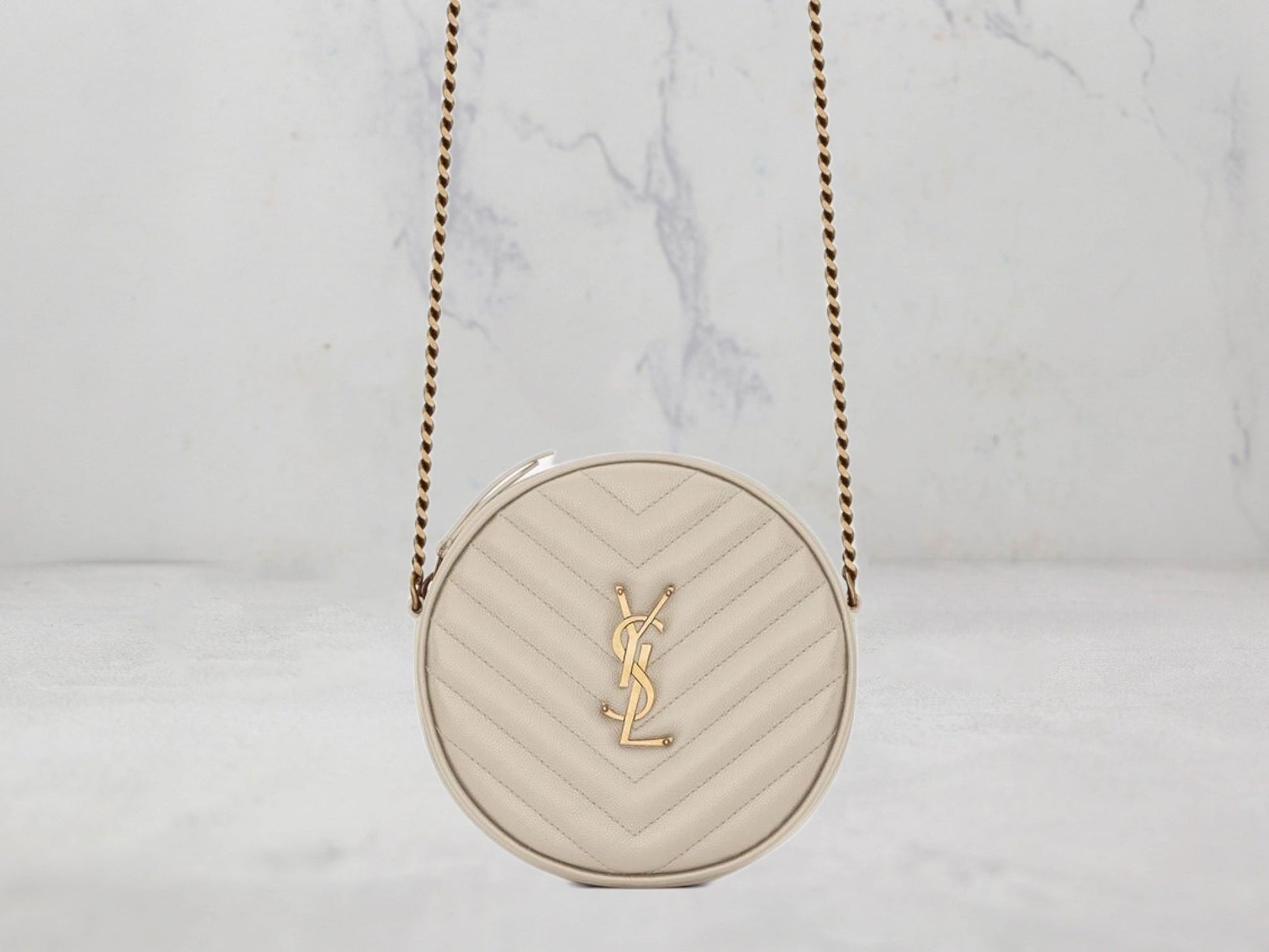 SAC Saint Laurent VINYLE CAMÉRA ROND EN CUIR EMBOSSÉ GRAIN DE POUDRE ET MATELASSÉ CHEVRONS