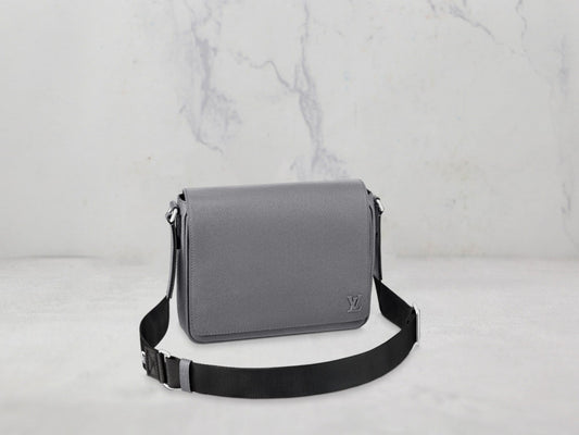 Louis Vuitton &#8211; SAC DISTRICT PM cuir Taïga - Vert